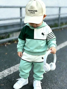 2件組嬰兒/幼童男童休閒清新綠色拼色拼接騎士Logo印花復古滿版印花抓絨連帽衛衣與配套印花拼色拼接長褲套裝，運動戶外休閒，開學季，適合秋冬 - 彩色 - 查看 1