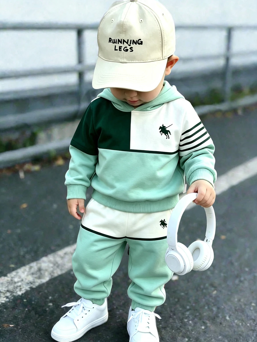 2件組嬰兒/幼童男童休閒清新綠色拼色拼接騎士Logo印花復古滿版印花抓絨連帽衛衣與配套印花拼色拼接長褲套裝,運動戶外休閒,開學季,適合秋冬 - 彩色 - 查看 1