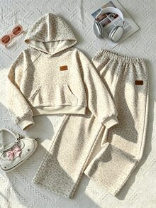 SHEIN Casuvi Kids 兒童女童豹紋連帽衛衣套裝 2件組，秋冬套裝，寬鬆落肩袖袋鼠口袋連帽上衣 + 高腰直筒寬腿褲，時尚淺棕豹紋配皮革貼飾，休閒運動風，適合前青春期女孩 - 彩色 - 查看 3