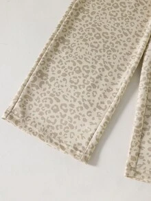 SHEIN Casuvi Kids 兒童女童豹紋連帽衛衣套裝 2件組，秋冬套裝，寬鬆落肩袖袋鼠口袋連帽上衣 + 高腰直筒寬腿褲，時尚淺棕豹紋配皮革貼飾，休閒運動風，適合前青春期女孩 - 彩色 - 查看 8