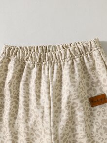 SHEIN Casuvi Kids 兒童女童豹紋連帽衛衣套裝 2件組，秋冬套裝，寬鬆落肩袖袋鼠口袋連帽上衣 + 高腰直筒寬腿褲，時尚淺棕豹紋配皮革貼飾，休閒運動風，適合前青春期女孩 - 彩色 - 查看 5
