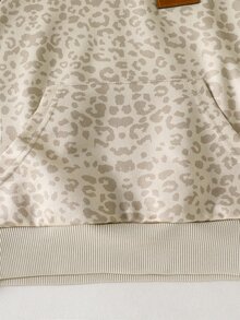 SHEIN Casuvi Kids 兒童女童豹紋連帽衛衣套裝 2件組，秋冬套裝，寬鬆落肩袖袋鼠口袋連帽上衣 + 高腰直筒寬腿褲，時尚淺棕豹紋配皮革貼飾，休閒運動風，適合前青春期女孩 - 彩色 - 查看 7
