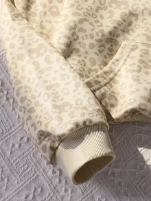SHEIN Casuvi Kids 兒童女童豹紋連帽衛衣套裝 2件組，秋冬套裝，寬鬆落肩袖袋鼠口袋連帽上衣 + 高腰直筒寬腿褲，時尚淺棕豹紋配皮革貼飾，休閒運動風，適合前青春期女孩 - 彩色 - 查看 4