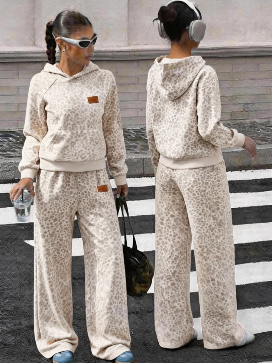 SHEIN Casuvi Kids 兒童女童豹紋連帽衛衣套裝 2件組,秋冬套裝,寬鬆落肩袖袋鼠口袋連帽上衣 + 高腰直筒寬腿褲,時尚淺棕豹紋配皮革貼飾,休閒運動風,適合前青春期女孩 - 彩色 - 查看 1