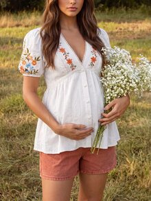 Boho Mama 孕婦花卉印花V領短花瓣袖單排扣襯衫，適合度假 - 白色 - 查看 2