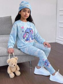 SHEIN 女童可愛趣味卡通藍色兔子 Lulu & Stitch 圖案，清新天藍色紮染，女童休閒極簡長袖圓領 T 恤與喇叭褲 2 件套，秋冬套裝 - 藍白色 - 查看 2