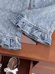 SHEIN Playful Pals 女童牛仔長褲，四季休閒可愛風，復古淺藍色彈性腰頭與荷葉邊褲腳設計，白色波點印花與雪洗效果，寬鬆直筒寬腿版型，柔軟舒適面料，時尚百搭，適合派對、外出等多種場合，新款四季女童牛仔長褲 - 淺色水洗藍 - 查看 7