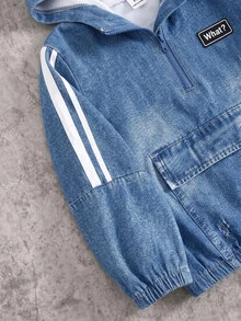 SHEIN Explorewe Boys' Hooded Half-Zip Jacket Set, Two White Vertical Stripes On Sleeves, Black Fabric Patch With White Text "What?" On Chest, Square Patch Pocket On Front, Denim Effect Distressed Gradient Texture, Matching Denim Effect Long Pants With Two White Stripes On Sides - Blue - View 5