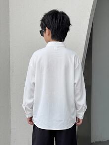 SHEIN 兒童青少年男孩休閒百搭學院風胸前印花白色立領長袖襯衫，適合日常穿著、上學、旅行、戶外運動，四季皆宜 - 白色 - 查看 2