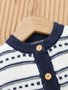 SHEIN Vintaside Kids 男嬰時尚毛衣套裝！圓領長袖條紋開襟衫，搭配精緻外套與內搭細肩帶連身褲，為寶寶打造全新休閒吊帶褲風格。柔軟親膚，讓寶寶享受溫暖童年，兩件式設計，穿著更方便 - 藏蓝色 - 查看 3
