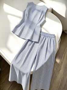 SHEIN Franclia Vielseitiges blau-weiß gestreiftes Damen-Set für den Alltag, blaues zweiteiliges Damen-Set, gestreiftes Lässig-Set mit Baumwoll-Haptik für den Sommer, ärmelloses blau gestreiftes Damen-Tanktop mit V-Ausschnitt, Damen-Weste, Damen-Top und gestreifte Hose mit weitem Bein, Sommer, Frühling, Herbst, Ganzjahres-Set, neuer Stil, ärmelloses Lässig-Anzug-Set, täglicher Lässig-Pendler-Urlaub - marineblau - Übersicht 2