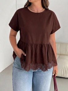 SHEIN Essnce 大尺碼女款春夏時尚休閒寬鬆涼爽舒適日常百搭顯瘦黑色蕾絲飾邊下擺短袖娃娃上衣，外出上衣，極簡風，蕾絲飾邊黑色上衣，夏季襯衫 - 摩卡棕 - 查看 5
