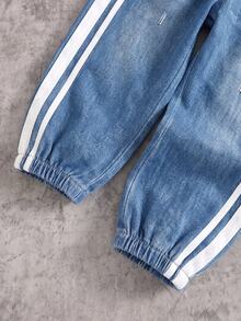 SHEIN Explorewe Boys' Hooded Half-Zip Jacket Set, Two White Vertical Stripes On Sleeves, Black Fabric Patch With White Text "What?" On Chest, Square Patch Pocket On Front, Denim Effect Distressed Gradient Texture, Matching Denim Effect Long Pants With Two White Stripes On Sides - Blue - View 7