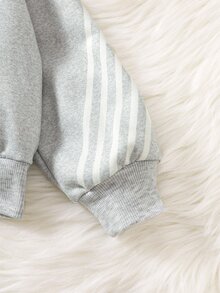 SHEIN ChillGRL 返校季女童2件套，創意條紋印花拉鍊短版連帽外套搭配側條紋寬腿長褲，常規厚度針織休閒百搭運動外套套裝，休閒運動風，適合春秋日常上學與戶外運動穿著 - 灰色 - 查看 6