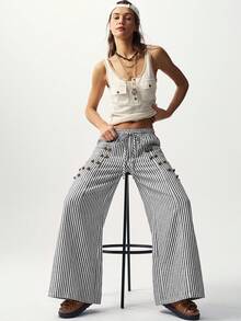 Bohemela Celana Panjang Wanita Motif Garis dengan Dekorasi Kancing - Hitam dan Putih - View 7