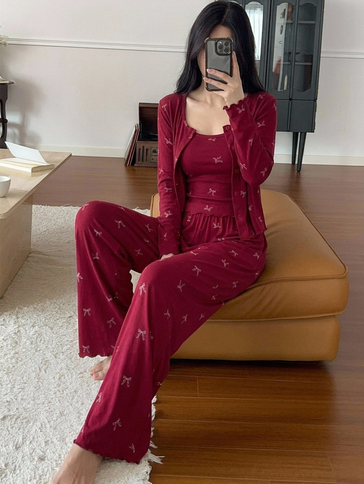 DAZY طقم بيجامة نسائي 3 قطع بطبعة فيونكة شاملة، كارديجان وكاميول وبنطلون طويل - عنابي اللون - مشاهدة 6