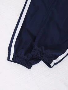 SHEIN Sparklyn 女款 2 件組中式運動套裝，立領短夾克搭配錐形長褲，採用傳統中式盤扣設計與側面雙白條紋，新中式休閒風，面料光滑耐穿，適合春秋日常穿著與校園出遊，版型寬鬆舒適 - 寶藍色 - 查看 8