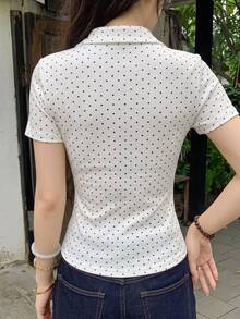 DAZY 春夏波點滿版印花白色上衣，彩色鈕扣裝飾，休閒街頭風運動音樂祭性感修身短袖女款T恤 - 白色 - 查看 5