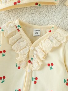 SHEIN 新生女嬰 6 件套清新櫻桃套裝，包含包巾、帽子、手套、圍兜、髮帶和連身衣，柔軟舒適面料，適合日常穿著，禮品 - 黃色 - 查看 8