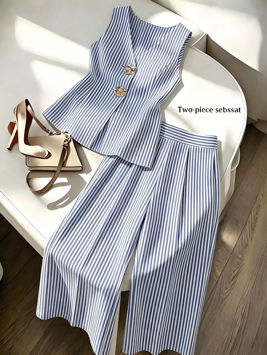 SHEIN Franclia Vielseitiges blau-weiß gestreiftes Damen-Set für den Alltag, blaues zweiteiliges Damen-Set, gestreiftes Lässig-Set mit Baumwoll-Haptik für den Sommer, ärmelloses blau gestreiftes Damen-Tanktop mit V-Ausschnitt, Damen-Weste, Damen-Top und gestreifte Hose mit weitem Bein, Sommer, Frühling, Herbst, Ganzjahres-Set, neuer Stil, ärmelloses Lässig-Anzug-Set, täglicher Lässig-Pendler-Urlaub - marineblau - Übersicht 1