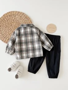 SHEIN Vintaside Kids 2件組男嬰外套式襯衫與工裝長褲套裝，復古咖啡白格紋印花，口袋鈕扣設計，長袖領口，加厚戶外秋冬聖誕假期學院風 - 黑色 - 查看 2
