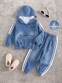 SHEIN Explorewe Boys' Hooded Half-Zip Jacket Set, Two White Vertical Stripes On Sleeves, Black Fabric Patch With White Text "What?" On Chest, Square Patch Pocket On Front, Denim Effect Distressed Gradient Texture, Matching Denim Effect Long Pants With Two White Stripes On Sides - Blue - View 2