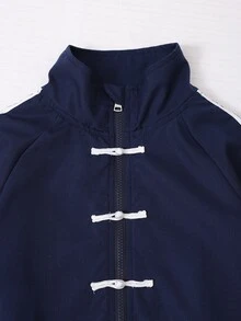 SHEIN Sparklyn 女款 2 件組中式運動套裝，立領短夾克搭配錐形長褲，採用傳統中式盤扣設計與側面雙白條紋，新中式休閒風，面料光滑耐穿，適合春秋日常穿著與校園出遊，版型寬鬆舒適 - 寶藍色 - 查看 5