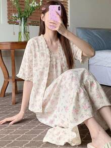 DAZY 2pcs/Set Setelan Piyama Musim Panas Wanita: Kardigan Longgar Motif Bunga Kecil dan Gaun Tali Bahu Tipis - Krem - View 4