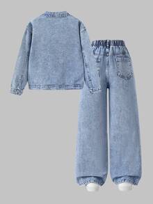 SHEIN 女童牛仔套裝，春秋新款，甜美休閒風，淺藍色水洗牛仔，經典翻領牛仔外套，搭配鬆緊腰直筒牛仔褲，白色+粉色對比蝴蝶結毛巾刺繡設計，結合雪花洗水工藝，寬鬆版型，柔軟舒適面料，春秋新款女童牛仔套裝 - 淺色水洗藍 - 查看 2