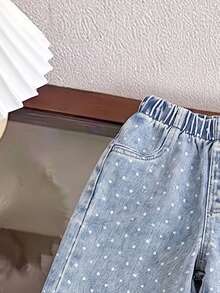SHEIN Playful Pals 女童牛仔長褲，四季休閒可愛風，復古淺藍色彈性腰頭與荷葉邊褲腳設計，白色波點印花與雪洗效果，寬鬆直筒寬腿版型，柔軟舒適面料，時尚百搭，適合派對、外出等多種場合，新款四季女童牛仔長褲 - 淺色水洗藍 - 查看 3
