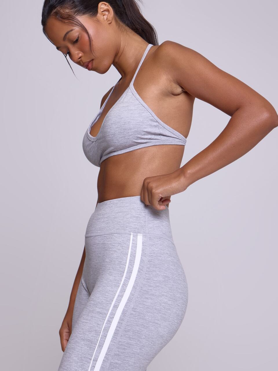 Grau meliertes Neckholder-Sport-BH mit kontrastfarbigem Seitenstreifen, hoch geschnittene ausgestellte Capri-Leggings, als Set verkauft, Herbst Winter Fitness Gym Pilates