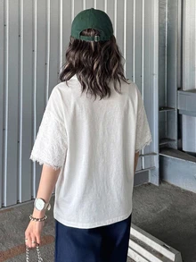 FRIFUL 女款字母印花對比蕾絲 Polo 領短袖寬鬆 T 恤 - 白色 - 查看 4