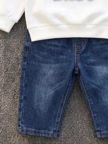 小男孩 2 件套服裝組合 字母印花白色圓領衛衣與休閒藍色牛仔褲 秋冬日常街頭穿搭 - 彩色 - 查看 5