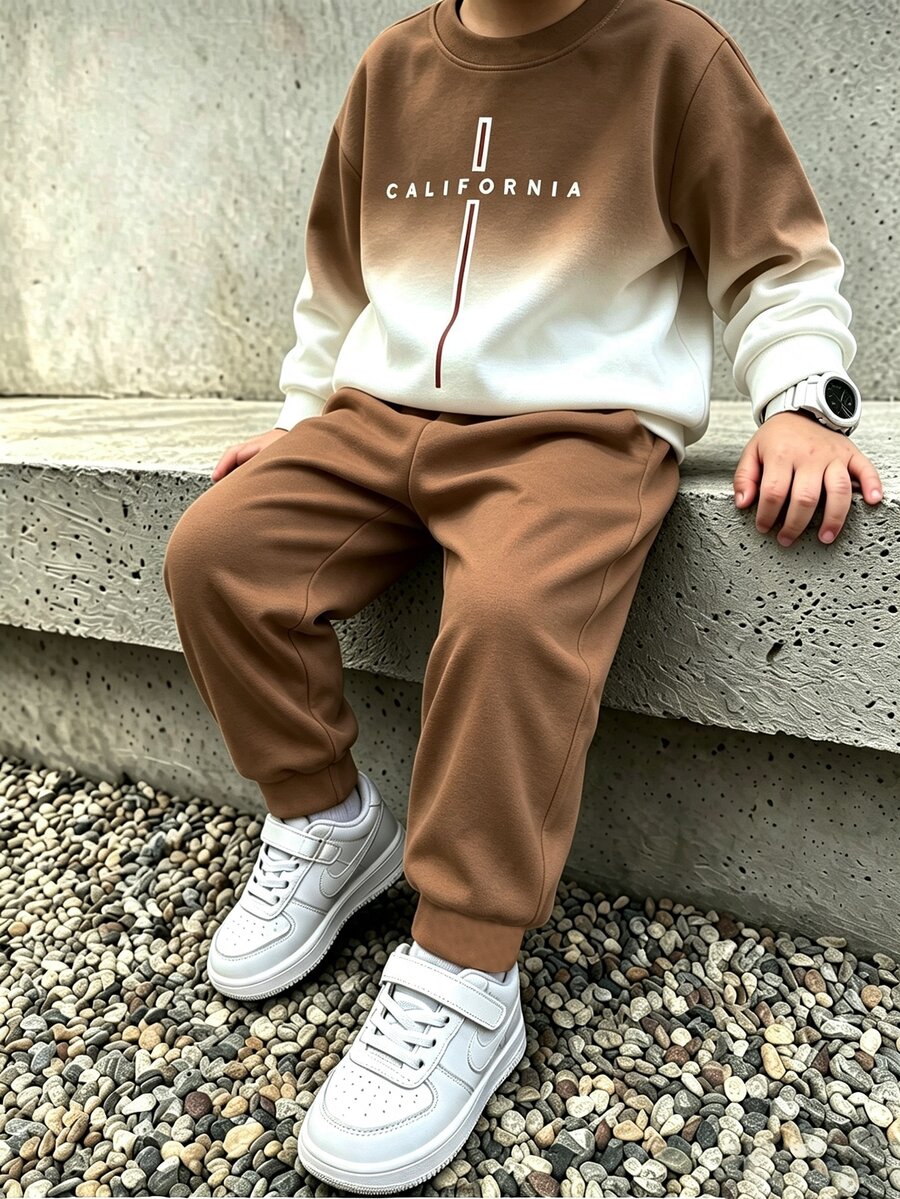 1套春夏新款男童套裝，棕色與白色漸層圓領衛衣搭配同款長褲，胸前印有CALIFORNIA字母垂直線條圖案，精緻吸睛，休閒舒適帥氣酷炫，適合拍照，適用於校園、外出、假期等多種場合，春秋百搭造型 - 彩色 - 查看 1