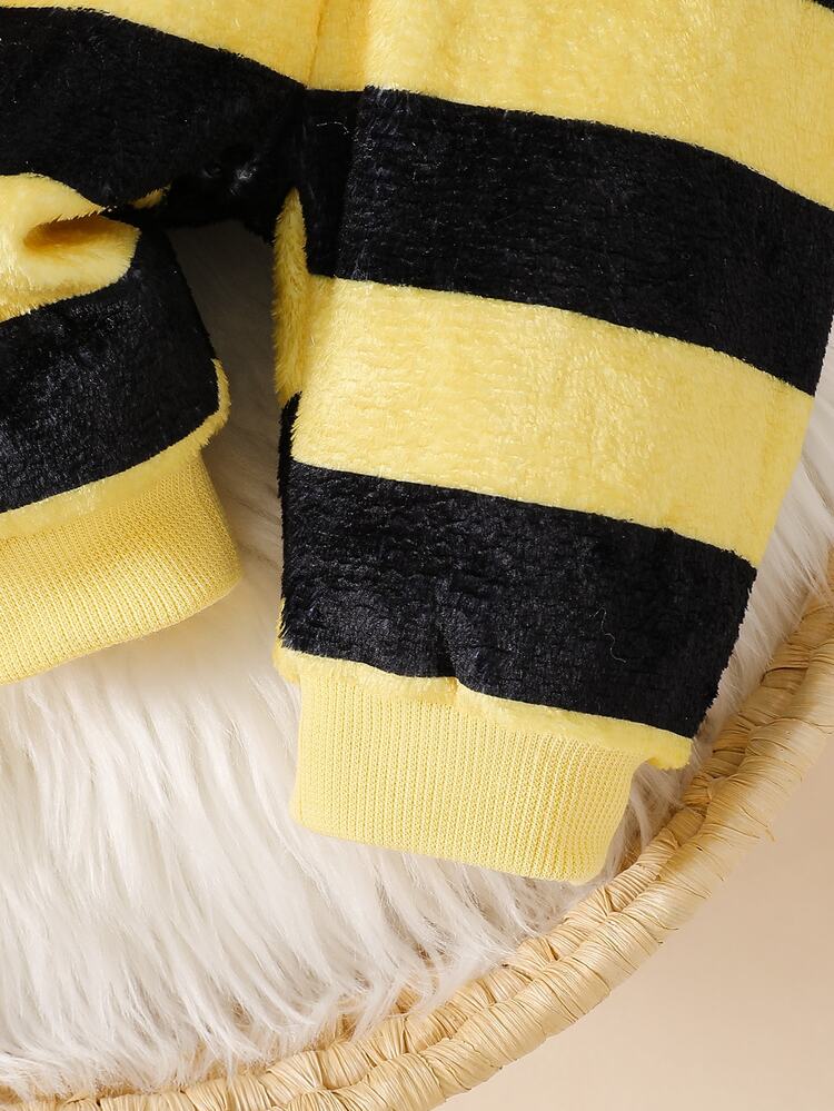 SHEIN Set 2 Potong Bayi Perempuan Baru Lahir Musim Gugur/Dingin, Baju Lengan Panjang Bordir Lebah Lucu dan Celana Panjang Bergaris Kuning, Kain Plush Lembut dan Nyaman dengan Pola Bordir Lebah Lucu dan Motif Garis Kuning-Hitam, Cocok untuk Aktivitas Luar Ruangan dan Sehari-hari - Kuning - View 7
