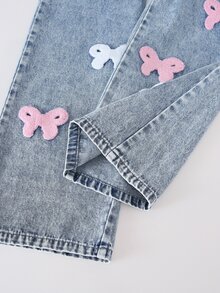 SHEIN 女童牛仔套裝，春秋新款，甜美休閒風，淺藍色水洗牛仔，經典翻領牛仔外套，搭配鬆緊腰直筒牛仔褲，白色+粉色對比蝴蝶結毛巾刺繡設計，結合雪花洗水工藝，寬鬆版型，柔軟舒適面料，春秋新款女童牛仔套裝 - 淺色水洗藍 - 查看 3