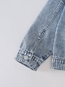 SHEIN 女童牛仔套裝，春秋新款，甜美休閒風，淺藍色水洗牛仔，經典翻領牛仔外套，搭配鬆緊腰直筒牛仔褲，白色+粉色對比蝴蝶結毛巾刺繡設計，結合雪花洗水工藝，寬鬆版型，柔軟舒適面料，春秋新款女童牛仔套裝 - 淺色水洗藍 - 查看 4
