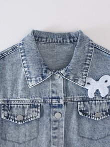 SHEIN 女童牛仔套裝，春秋新款，甜美休閒風，淺藍色水洗牛仔，經典翻領牛仔外套，搭配鬆緊腰直筒牛仔褲，白色+粉色對比蝴蝶結毛巾刺繡設計，結合雪花洗水工藝，寬鬆版型，柔軟舒適面料，春秋新款女童牛仔套裝 - 淺色水洗藍 - 查看 7