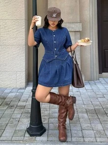 Rivivi Gaun Denim Kasual Wanita Ukuran Besar, Leher Bulat, Lengan Pendek, Kancing Tunggal, dan Hem Berlipit - Biru - View 6