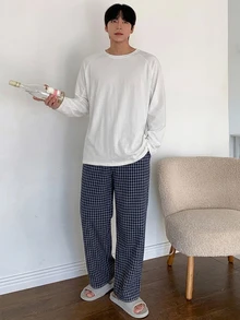 DAZY 春秋款純白色寬鬆針織布料T恤搭配藍色格紋布料，簡約舒適男士居家休閒套裝 - 彩色 - 查看 1