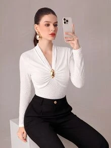 Modelyn 女款優雅時尚修身V領抓皺針織提花長袖T恤，附金屬扣飾 - 白色 - 查看 9
