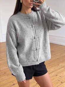 Avantive Sweater Lengan Panjang Wanita Model Streetwear Bergaya Vintage Lembut dengan Kancing Katak - Grey - View 9
