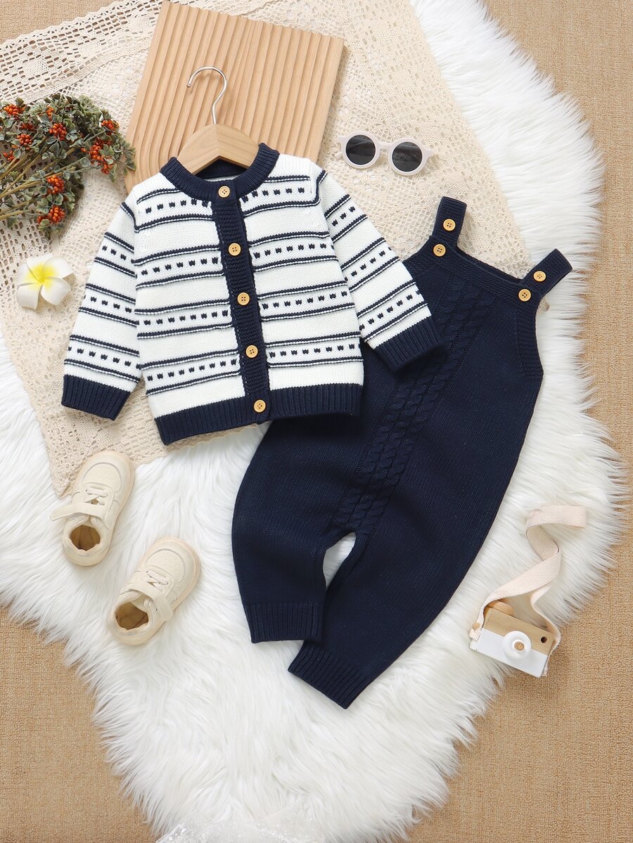 SHEIN Vintaside Kids 男嬰時尚毛衣套裝!圓領長袖條紋開襟衫,搭配精緻外套與內搭細肩帶連身褲,為寶寶打造全新休閒吊帶褲風格。柔軟親膚,讓寶寶享受溫暖童年,兩件式設計,穿著更方便 - 藏蓝色 - 查看 1
