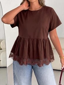 SHEIN Essnce 大尺碼女款春夏時尚休閒寬鬆涼爽舒適日常百搭顯瘦黑色蕾絲飾邊下擺短袖娃娃上衣，外出上衣，極簡風，蕾絲飾邊黑色上衣，夏季襯衫 - 摩卡棕 - 查看 1