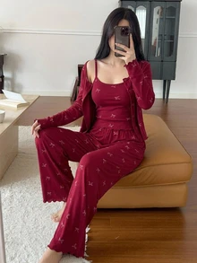 DAZY 女款 3 件組睡衣套裝，蝴蝶結圖案滿版印花開襟外套、細肩帶背心與長褲 - 酒紅色 - 查看 4