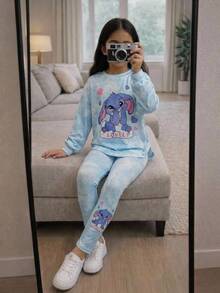 SHEIN 女童可愛趣味卡通藍色兔子 Lulu & Stitch 圖案，清新天藍色紮染，女童休閒極簡長袖圓領 T 恤與喇叭褲 2 件套，秋冬套裝 - 藍白色 - 查看 6