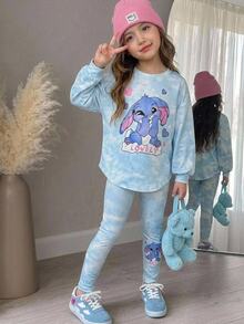 SHEIN 女童可愛趣味卡通藍色兔子 Lulu & Stitch 圖案，清新天藍色紮染，女童休閒極簡長袖圓領 T 恤與喇叭褲 2 件套，秋冬套裝 - 藍白色 - 查看 5