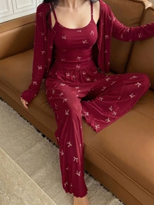 DAZY 女款 3 件組睡衣套裝，蝴蝶結圖案滿版印花開襟外套、細肩帶背心與長褲 - 酒紅色 - 查看 5