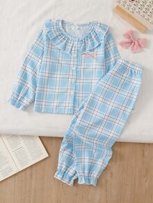 SHEIN 2件組女童幼兒柔軟平滑梭織布印花時尚藍白格紋開襟衫，附領口荷葉邊下擺、精緻蝴蝶結刺繡長袖長褲春秋冬睡衣家居服套裝 - 藍白色 - 查看 3