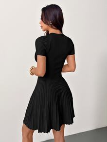 SHEIN PETITE فستان نسائي كاجوال محبوك بلون موحد مع تصميم فتحات وأكمام قصيرة - الأسود - مشاهدة 3